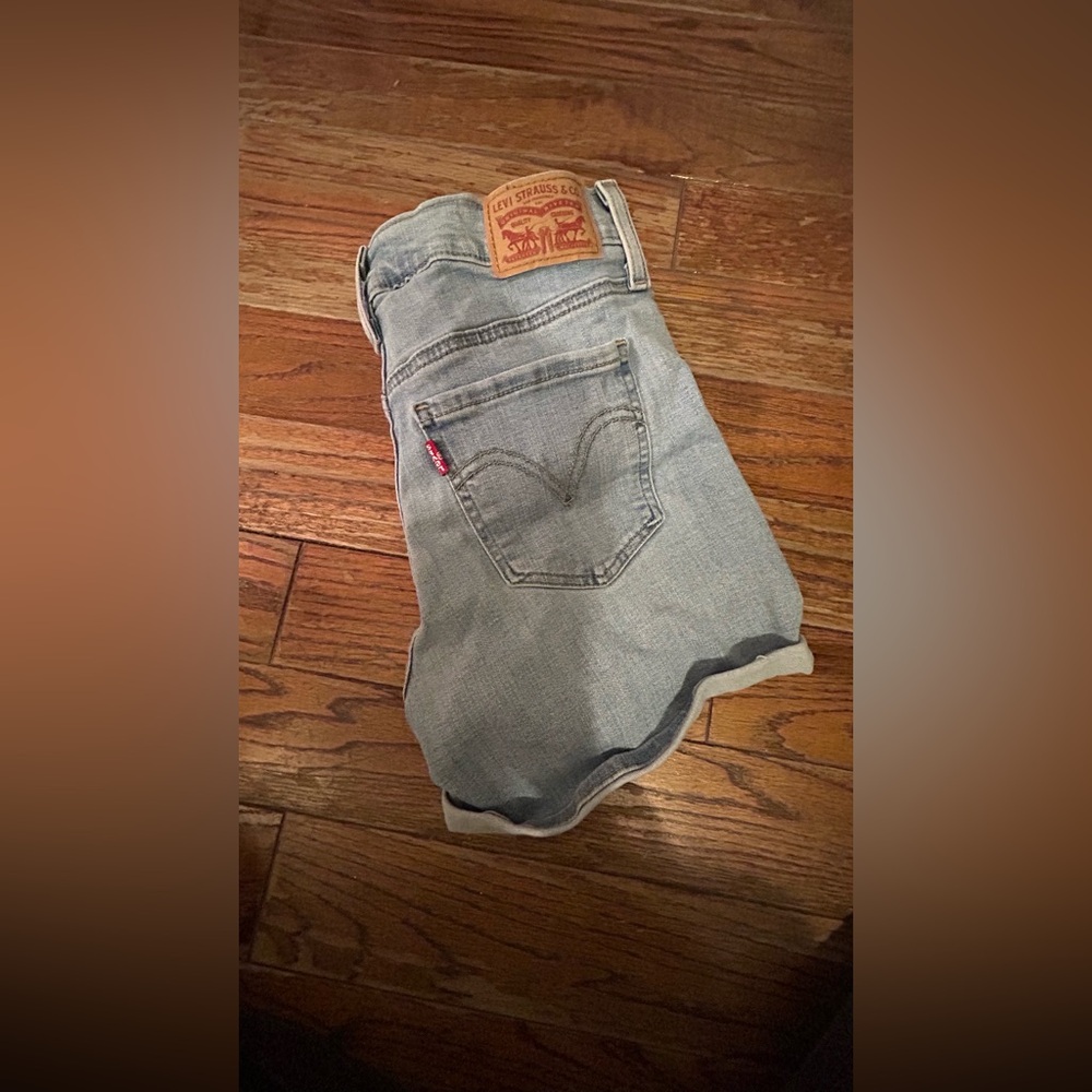 Levi’s light wash denim mom shorts size 6 no holes
